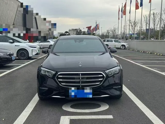 Mercedes-Benz E-Class 2025 E 260 L Coche exterior foto 2