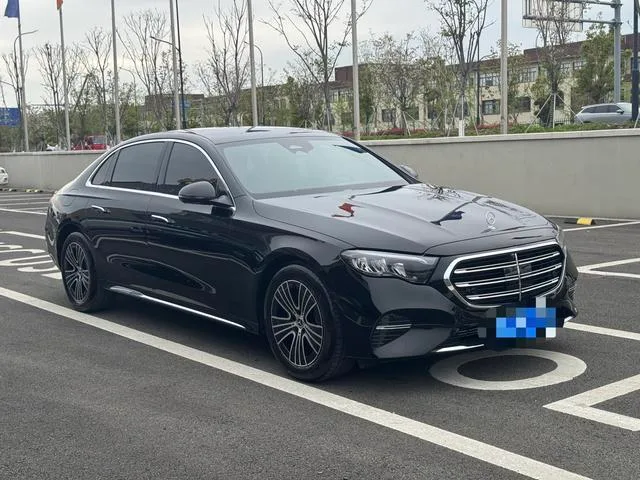 Mercedes-Benz E-Class 2025 E 260 L Coche exterior foto 3