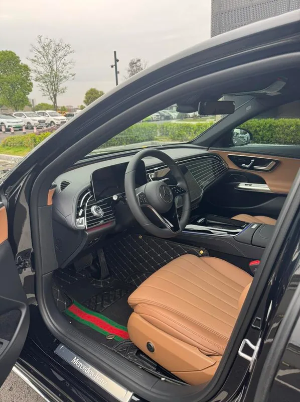 Mercedes-Benz E-Class 2025 E 260 L Coche exterior foto 4