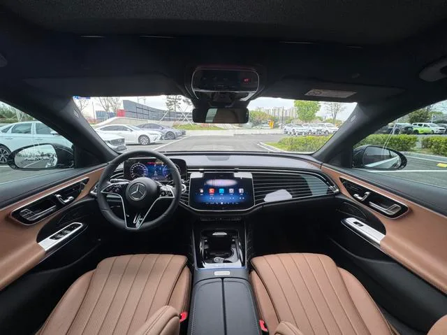 Mercedes-Benz E-Class 2025 E 260 L Coche interior foto 6