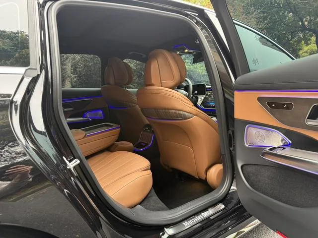 Mercedes-Benz E-Class 2025 E 300 L Fashionable Passenger car interior photo 9
