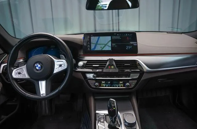 BMW 5 Series 2023 530Li Administrative M Sports suit exterior photo 3