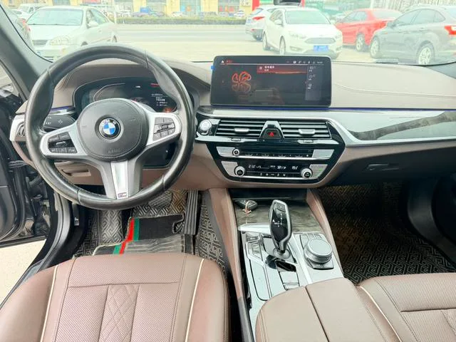 BMW 5 Series 2021 525Li M Conjunto deportivo interior foto 12