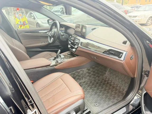 BMW 5 Series 2021 525Li M Conjunto deportivo interior foto 13