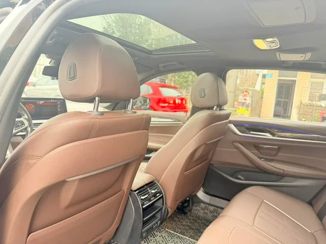 BMW 5 Series 2021 525Li M Conjunto deportivo interior foto 14