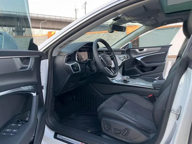 Audi A7 2023 45 TFSI Selection interior photo 9