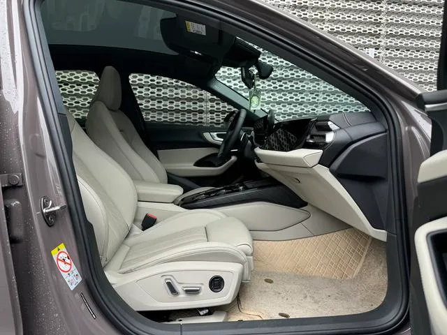 Audi A5L 2026 2.0T Versión deportiva interior foto 12