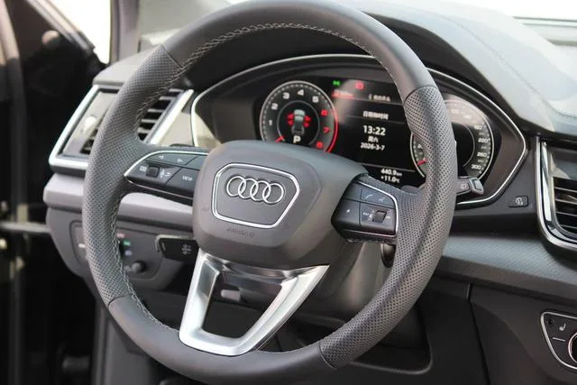 Audi Q5L 2023 40T Deluxe Dynamic interior photo 11