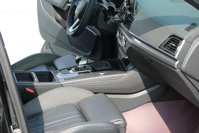 Audi Q5L 2023 40T Deluxe Dynamic interior photo 13