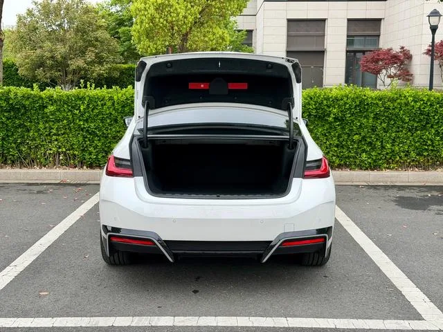 BMW i3 2025 eDrive35L exterior photo 8
