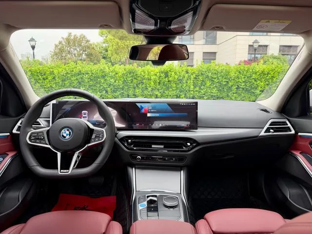 BMW i3 2025 eDrive35L interior photo 16