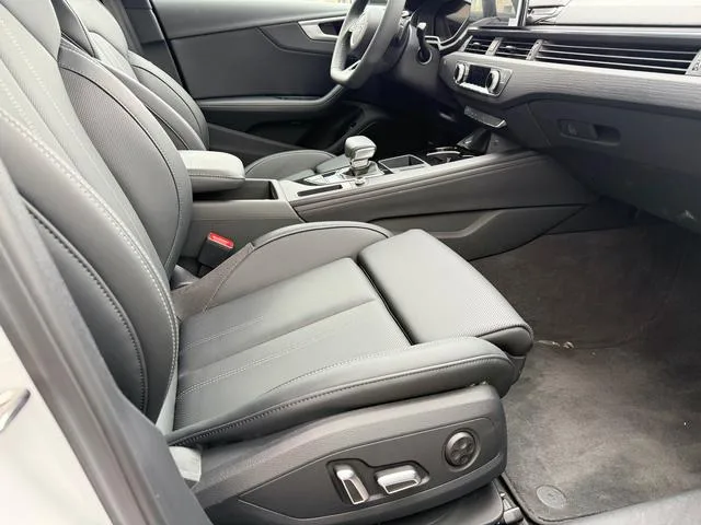 Audi A4L 2024 40 TFSI Deluxe dinámico interior foto 6