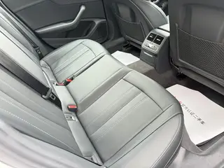 Audi A4L 2024 40 TFSI Deluxe dinámico interior foto 7