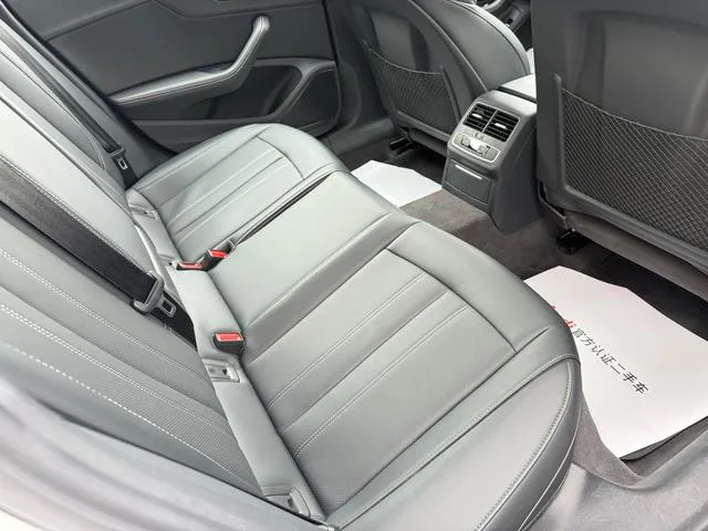 Audi A4L 2024 40 TFSI Deluxe dinámico interior foto 7