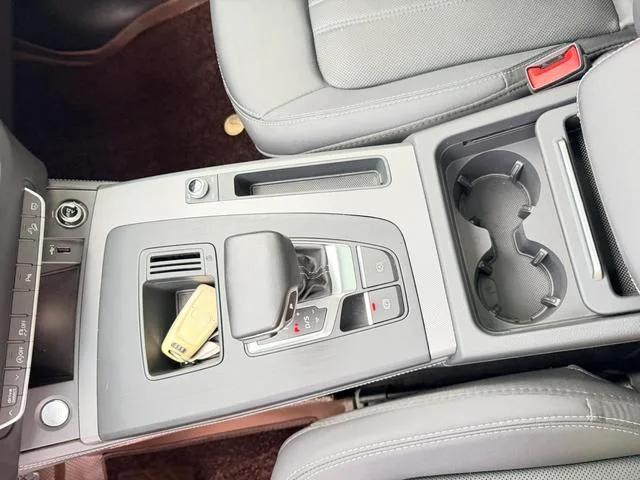 Audi Q5L 2022 40T Deluxe Dynamic interior photo 8