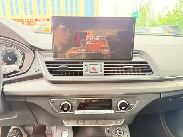 Audi Q5L 2022 40T Deluxe Dynamic interior photo 9