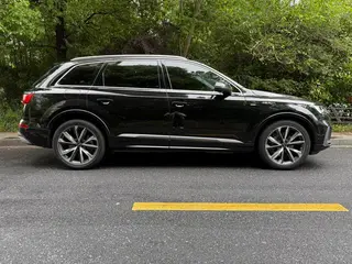 Audi Q7 2023 55 TFSI quattro S line Sporty exterior photo 2