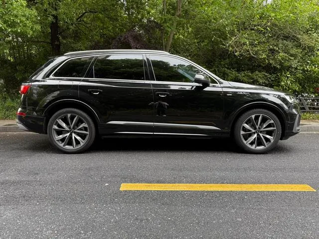 Audi Q7 2023 55 TFSI quattro S line Sporty exterior photo 2