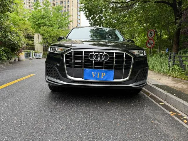 Audi Q7 2023 55 TFSI quattro S line Sporty exterior photo 3