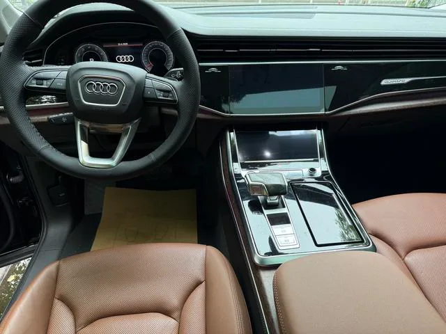Audi Q7 2023 55 TFSI quattro S line Sporty interior photo 7