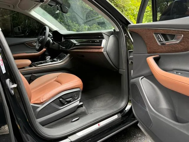 Audi Q7 2023 55 TFSI quattro S line Sporty interior photo 8