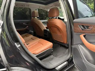Audi Q7 2023 55 TFSI quattro S line Sporty interior photo 9
