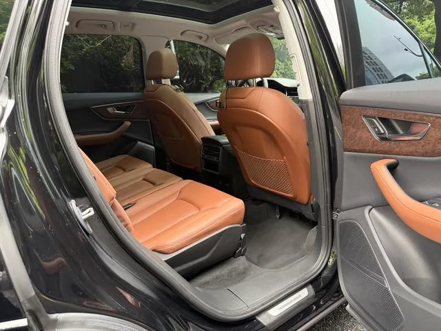 Audi Q7 2023 55 TFSI quattro S line Sporty interior photo 9