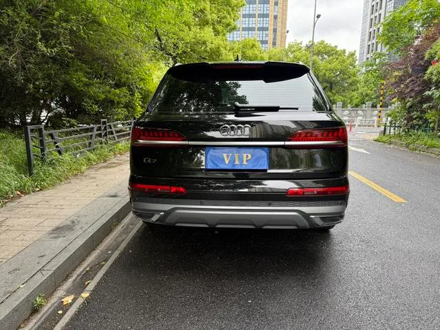 Audi Q7 2023 55 TFSI quattro S line Sporty interior photo 10