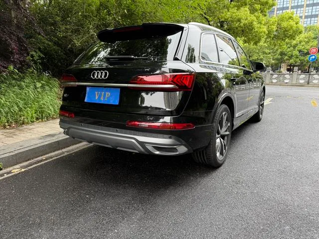 Audi Q7 2023 55 TFSI quattro S line Sporty interior photo 11