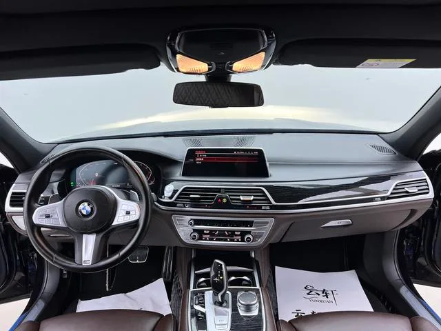 BMW 7 Series 2021 730Li M Conjunto deportivo interior foto 11