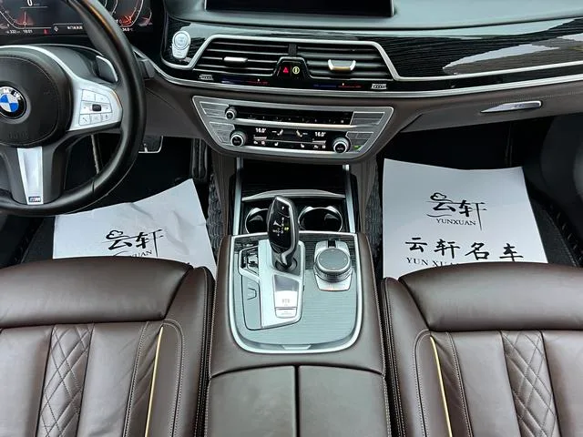BMW 7 Series 2021 730Li M Conjunto deportivo interior foto 17