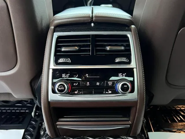 BMW 7 Series 2021 730Li M Conjunto deportivo interior foto 18