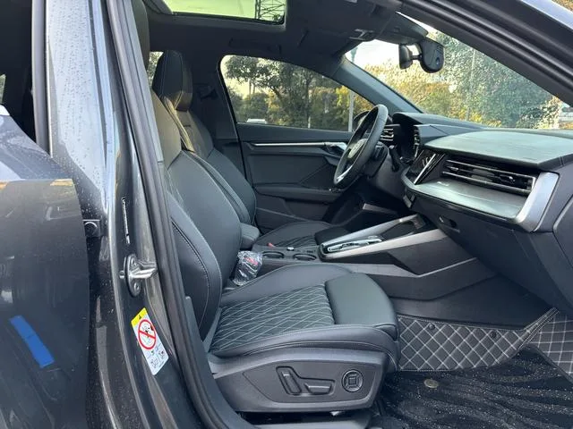 Audi A3 2026 A3L Limousine 35 TFSI Tipo exclusivo Flying Spur interior foto 17