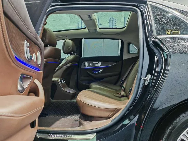 Mercedes-Benz E-Class 2022 E 300 L De lujo Coche interior foto 12