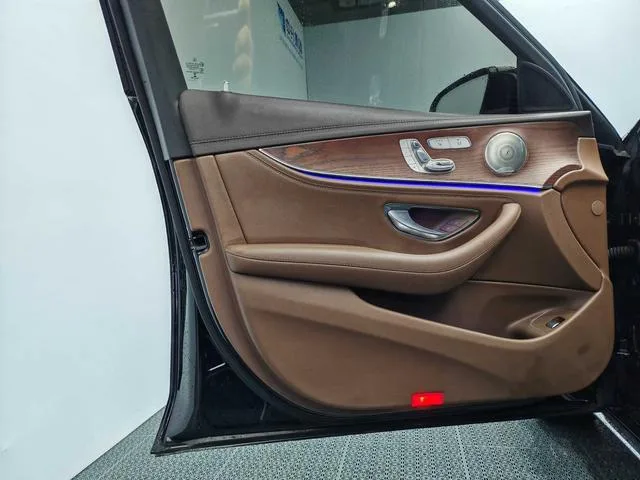 Mercedes-Benz E-Class 2022 E 300 L De lujo Coche interior foto 13