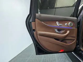 Mercedes-Benz E-Class 2022 E 300 L De lujo Coche interior foto 14