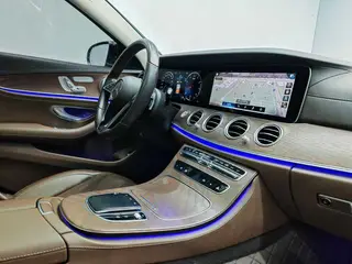 Mercedes-Benz E-Class 2022 E 300 L De lujo Coche interior foto 15