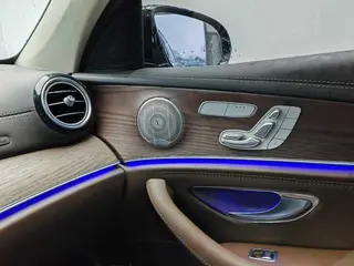 Mercedes-Benz E-Class 2022 E 300 L De lujo Coche interior foto 16