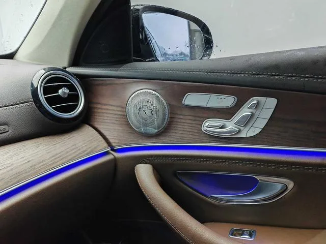 Mercedes-Benz E-Class 2022 E 300 L De lujo Coche interior foto 16