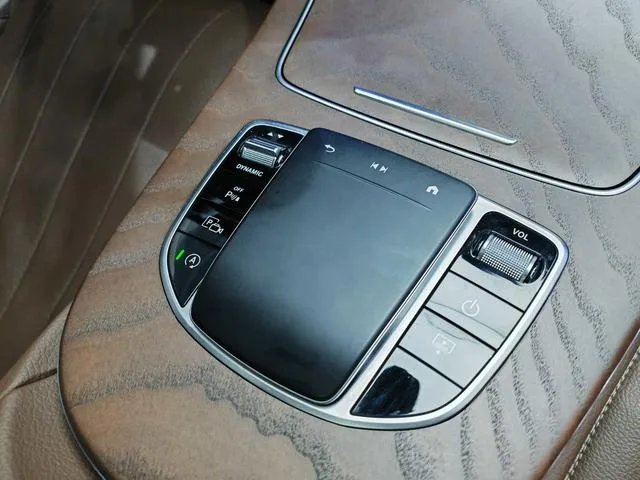 Mercedes-Benz E-Class 2022 E 300 L De lujo Coche interior foto 17