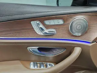 Mercedes-Benz E-Class 2022 E 300 L De lujo Coche interior foto 18