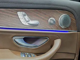Mercedes-Benz E-Class 2022 E 300 L De lujo Coche interior foto 19