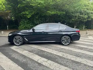 BMW 5 Series 2022 Segundo cambio 530Li Líder M Conjunto deportivo interior foto 13