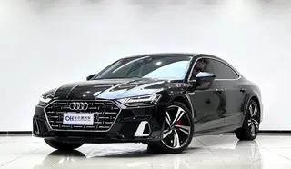 Audi A7L 2022 45 TFSI quattro S-line Ver traje negro de tipo lejano