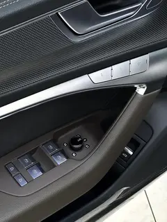 Audi A7L 2022 45 TFSI quattro S-line Ver traje negro de tipo lejano interior foto 15