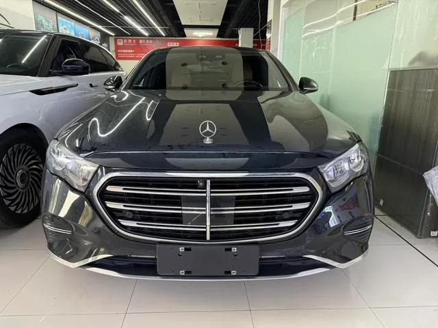 Mercedes-Benz E-Class 2024 E 300 L Estilo de moda Coche exterior foto 2