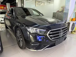 Mercedes-Benz E-Class 2024 E 300 L Estilo de moda Coche exterior foto 3