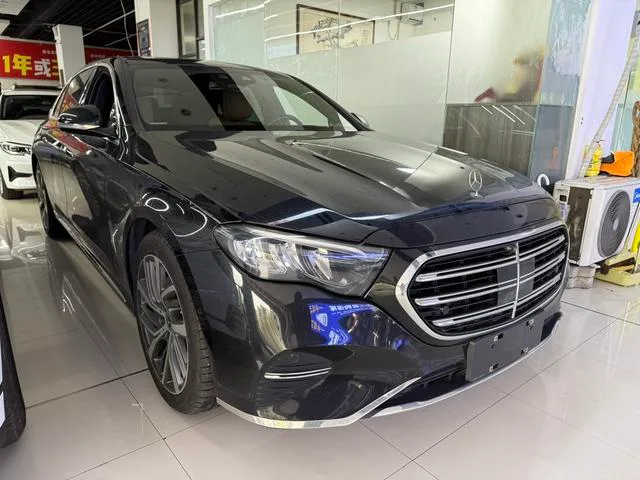 Mercedes-Benz E-Class 2024 E 300 L Estilo de moda Coche exterior foto 3