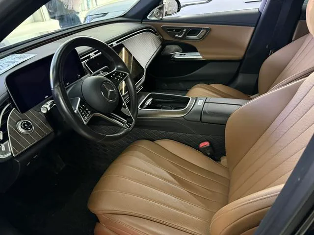 Mercedes-Benz E-Class 2024 E 300 L Estilo de moda Coche exterior foto 4