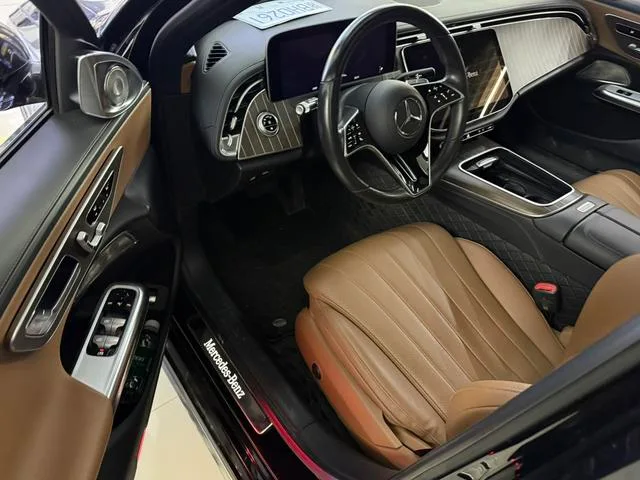 Mercedes-Benz E-Class 2024 E 300 L Estilo de moda Coche exterior foto 5